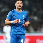 Εξουθενωμένοι πυροσβέστες στη Χίο ξαπλωμένοι στην άσφαλτο για λίγη ανάπαυση
