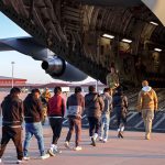 [K] Ο Ντόναλντ Τραμπ επιθεωρεί τα έργα για τη νέα αίθουσα δεξιώσεων του Λευκού Οίκου
