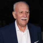 [K] Η Άνια Τέιλορ-Τζόι εντυπωσιάζει με λευκό σύνολο και τρία φουλάρια στη Βουδαπέστη