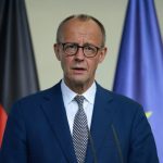 Η Τζούλια Νόβα ποζάρει αισθησιακά στο κρεβάτι, τυλιγμένη με πάπλωμα