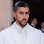 Κλέλια Ανδριολάτου: Με λευκό μπικίνι στην καρότσα αγροτικού στη Μύκονο