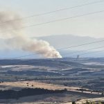 Φορτηγό ανατράπηκε και τυλίχθηκε στις φλόγες στην Αθηνών – Κορίνθου: Εκτροπή κυκλοφορίας στον κόμβο Αγίων Θεοδόρων