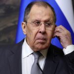 Σοκ στην Πεύκη: Κυνηγόσκυλα επιτίθενται σε γάτες σε πολυκατοικία