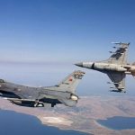 Φορτηγό ανατράπηκε και τυλίχθηκε στις φλόγες στην Αθηνών – Κορίνθου: Εκτροπή κυκλοφορίας στον κόμβο Αγίων Θεοδόρων