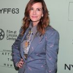 Τζούλια Ρόμπερτς: Μοναδική με υπερμεγέθες κοστούμι στην πρεμιέρα της ταινίας της