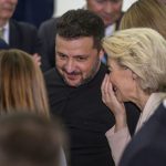 Αιμίλιος Χειλάκης: Η σάτιρα ως θεμέλιο της δημοκρατίας