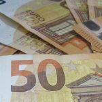 Η Δανάη Μπάρκα ποζάρει γυμνή σε μπανιέρα με θέα το δάσος