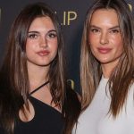 Αλεσάντρα Αμπρόσιο με την κόρη και τον σύντροφό της σε σπάνια δημόσια εμφάνιση