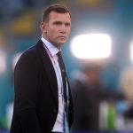 Η Νάταλι Πόρτμαν ανανεώνει τον κλασικό συνδυασμό τζιν με σακάκι