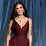 Ντέμι Μουρ: Εντυπωσιακή εμφάνιση με μπορντό τουαλέτα Prada στο Academy Museum Gala