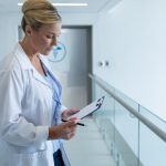 Επεισοδιακή Καταδίωξη στο Μενίδι: Μοτοσικλέτα Εξετράπη στην Αττική Οδό, Δύο Συλληφθέντες