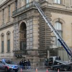 Η εταιρεία που κατασκεύασε τη σκάλα της ληστείας στο Λούβρο γίνεται παγκόσμια είδηση