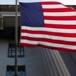 Η μπάντα του Πολεμικού Ναυτικού αποχαιρετά με «Συννεφούλα» και «Τι έπαιξα στο Λαύριο» τον Διονύση Σαββόπουλο