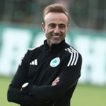 Η Δανάη Μπάρκα ποζάρει γυμνή στη μπανιέρα μέσα στο καταπράσινο δάσος