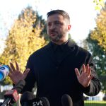 Ο Νίκος Πορτοκάλογλου αποχαιρετά συγκινημένος τον Διονύση Σαββόπουλο