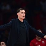 Ο Βανς αυτοτρολάρεται με περούκα για το Χάλοουιν