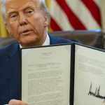 Ο Βανς αυτοσαρκάζεται με περούκα για το Χάλοουιν